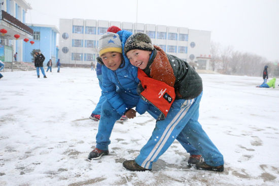 一八六团国门中学孩子雪中嬉闹尽显欢乐