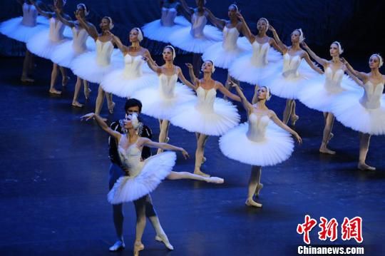 乌克兰《天鹅湖》新疆受热捧 加演场次座无虚席(图)
