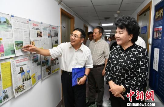国务院侨办主任裘援平视察中新社新疆分社