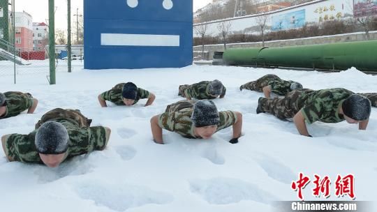 新疆阿勒泰消防官兵冒着零下30℃严寒赤膊浴雪训练