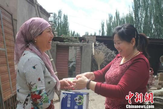 新疆兵团汉族职工与她的维吾尔族亲戚的“姐妹情”