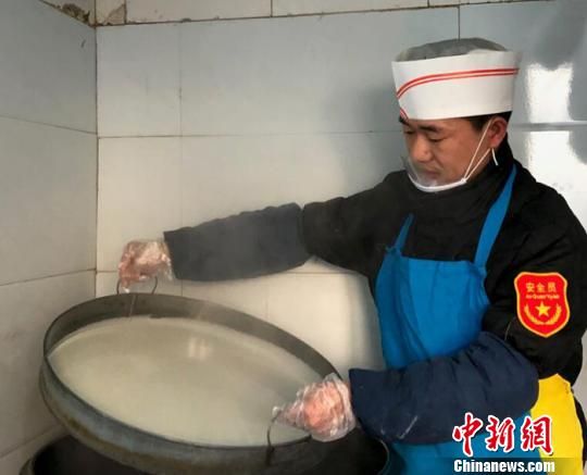 新疆西北边城凉皮小哥的滋味生活