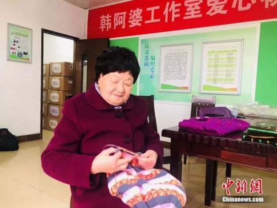 84岁“毛衣奶奶”的朴素心愿：让孩子们的冬天暖一点