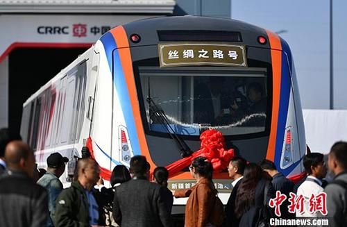 新疆首列本地制造地铁列车“丝绸之路号”正式下线