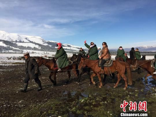 数十旅行商赴新疆那拉提踩线感受草原秋冬之美