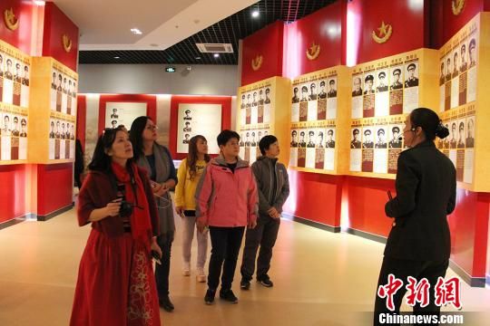 海外华文媒体大咖走进“将军纪念馆”感受“亮剑精神”