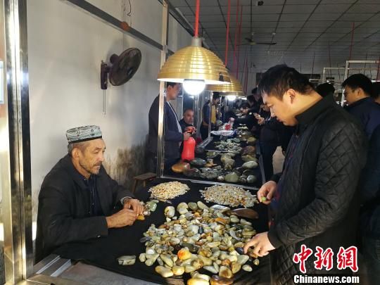 河南“玉乡”大“巴扎” 成千上万商户来淘宝