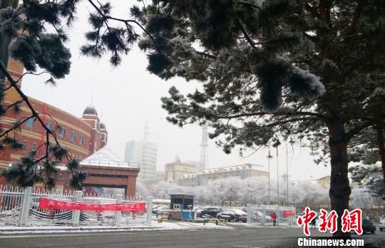 新疆北部“山城”迎初雪