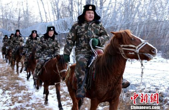 牧民转场季 新疆边防官兵加强边境巡查