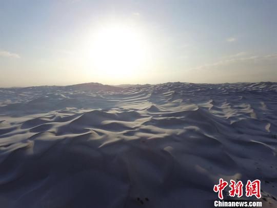 新疆鄯善库木塔格沙漠雪后日出银装素裹