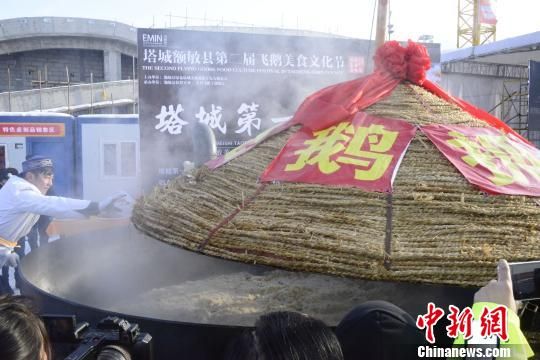 超大锅“飞鹅”抓饭亮相新疆