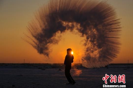 新疆民众寒冬体验“泼水成冰”乐趣