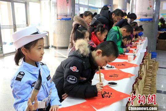 乌鲁木齐小学生客运站现场为旅客书写福字春联