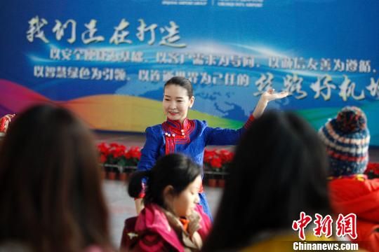 春运首日 乌鲁木齐国际机场歌舞表演为旅客送行