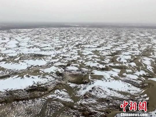 航拍塔克拉玛干沙漠雪后美景