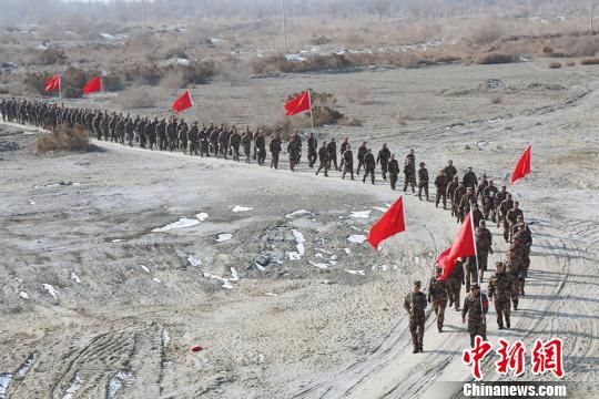 新疆兵团南部民兵沙漠中拉练