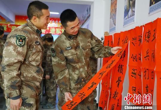 新疆军区某训练基地开展“迎新春·书法”进军营活动