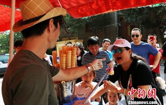 新疆喀什迎来旅游旺季吸引众多中外游客