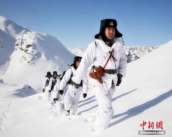 新疆塔克什肯边防连三九天踏雪巡边