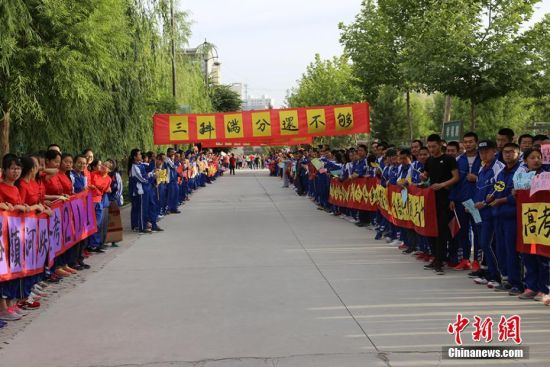 新疆兵团南部中学为高考学子“送考”