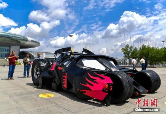 2017新疆亚欧国际车展开幕 蝙蝠侠战车“空降”