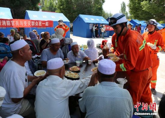 新疆精河6.6级地震 灾区民众吃上震后第一顿饭