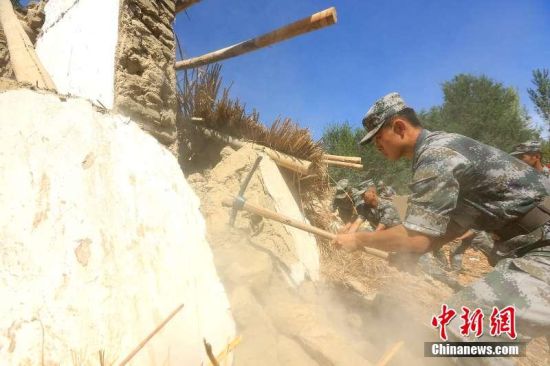 新疆精河6.6级地震 镜头记录新疆兵团抗震救灾工作