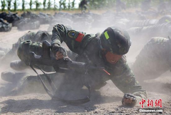 武警兵团指挥部特战队员上演现实版“战狼”