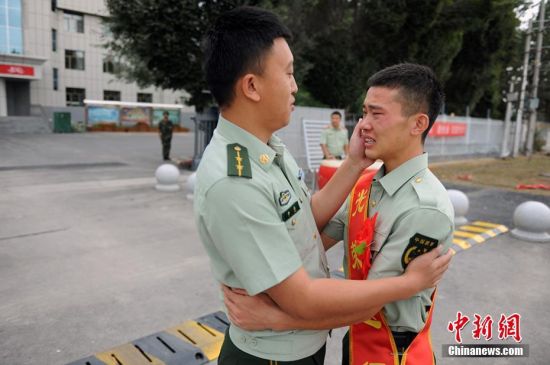 又是一年退伍季 新疆边防老兵热泪惜别
