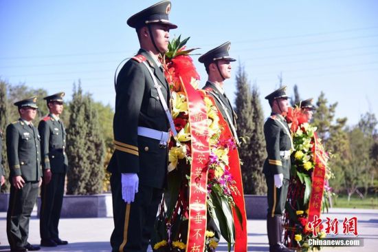 新疆边防官兵缅怀革命先烈