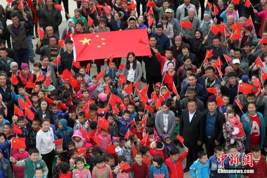 新疆各地举行“我与国旗合个影”活动庆祝新中国成立68周年