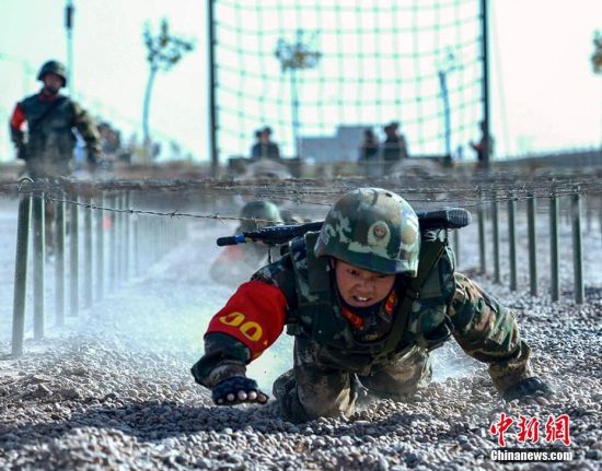 新疆边防官兵沙场“比武论剑”秀技能