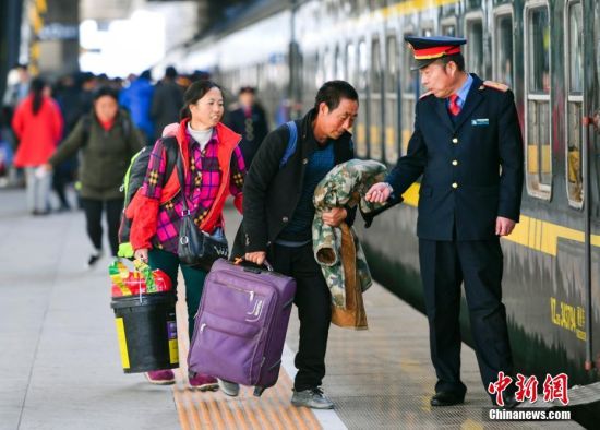 新疆铁路开行首趟务工人员返乡专列 1823人乘专列回家