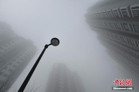 乌鲁木齐大雾来袭 高层楼宇隐身