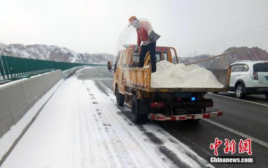 新疆克州境内道路受降雪影响 公路人坚守清雪一线保顺畅