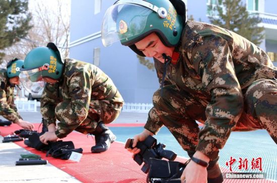 新疆北部边防官兵趣味训练迎新年
