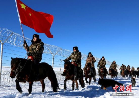 新疆北部边防官兵踏雪巡边