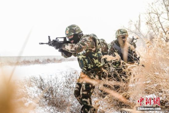 新疆边防官兵冒零下30℃严寒开展实战化训练