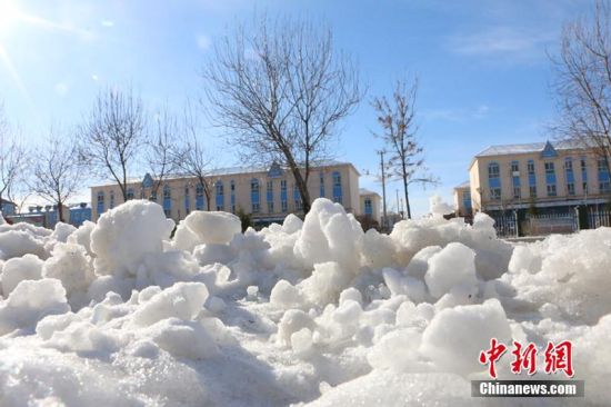 新疆北部迎强降雪 积雪厚度超10厘米
