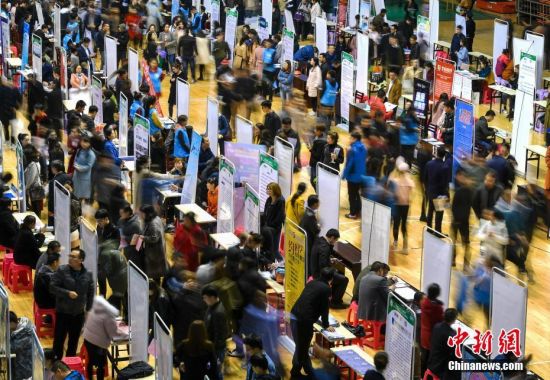 新疆近300家民营企业走进高校寻英才
