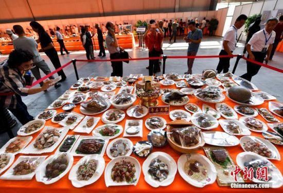 “奇石大餐”亮相新疆石博会