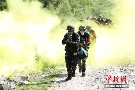 地表温度40℃ 新疆武警开展“魔鬼周”极限训练