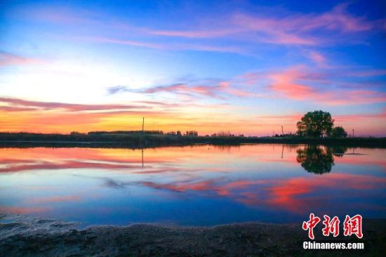 夕阳下新疆玛纳斯湿地像缤纷梦境