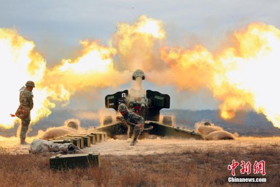 直击新疆军区某炮兵团进行实弹射击