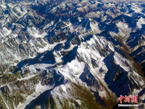 航拍新疆天山中部巍峨雄壮尽收眼底
