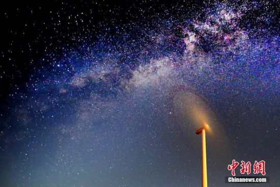 新疆哈密风电机组“舞动星际”