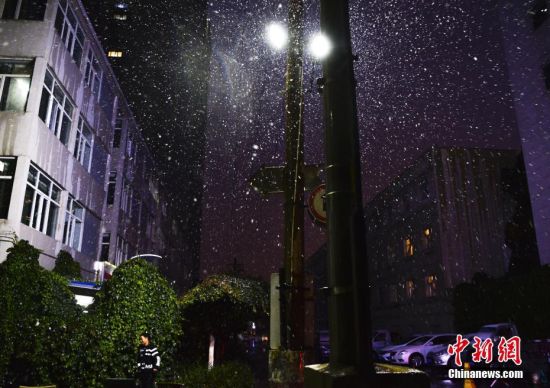 新疆乌鲁木齐主城区迎降雪
