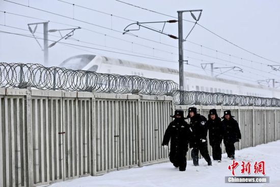 七级大风零下15℃ 新疆铁警徒步巡查25公里