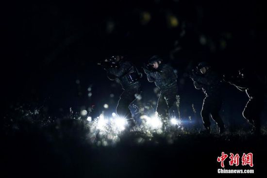 新疆特战队员“魔鬼周”极限训练:午夜山林击毙目标