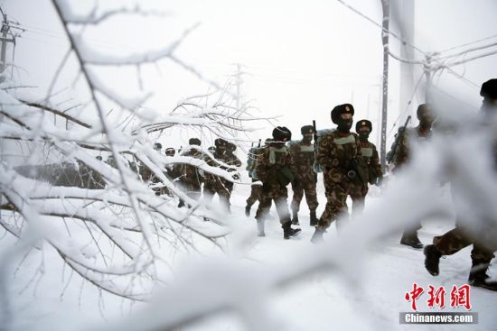 冰天雪地新疆武警开展新兵野营拉练